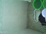 咸湿房东出租屋浴室偷拍年轻貌美美眉洗澡妹子真节约也不来点沐浴露