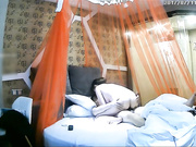 复古风主题宾馆有点像偷情的男女衣服没脱就开始缠绵脱光床上激情啪啪啪办完事一起洗个鸳鸯浴女的挺骚