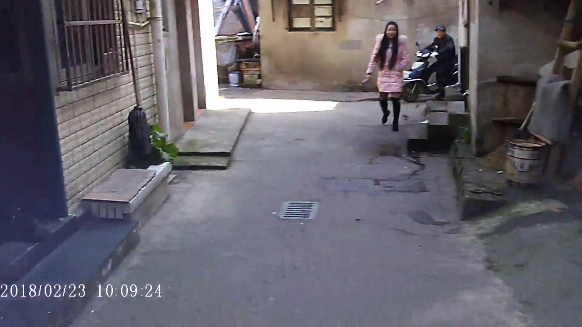 城中村嫖妓系列年还没过完坐在门口等客的大眼妹1080P高清多角度拍摄