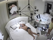 酒店特色房偷拍气质性感的漂亮小美女洗澡在浴缸被胖男友操完后又在床上继续干,这么漂亮的美女可惜了.国语!