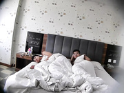 精品酒店偷拍清纯可爱的连衣裙美女脱掉胸罩捂着咪咪害羞不让看,也不给舔鸡鸡气的男友狠狠爆插,呻吟声真淫荡!