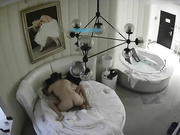 豪华浴缸房中年胖男约大学美女啪啪,有点爱不释手床上操完又到浴缸干