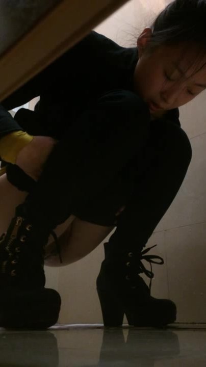 商场厕拍系列 几个妹子好像发现了被偷拍又不敢确定，只敢偷偷的喵一下