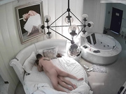 年轻漂亮的美女和自称很厉害的中年网友酒店约啪,说：我要,不许射啊,才18分钟,还吹牛1个小时.男说：我怕你挺不住!