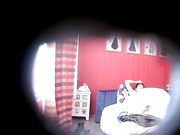 特色酒店偷拍屌丝男啪啪前让妹子张开腿掰开逼研究一下下面毛毛还挺黑的