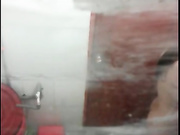 窗外偷窥邻居大学生美眉洗澡大胸细腰让人有一种想抱着她后人的冲动妹子貌似来月事了