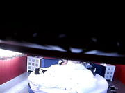 特色酒店白色圆床偷拍名牌包包的白嫩妹子被情郎骑着后人爆插