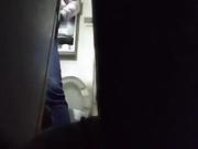 偷拍女同事嘘嘘逼毛很多