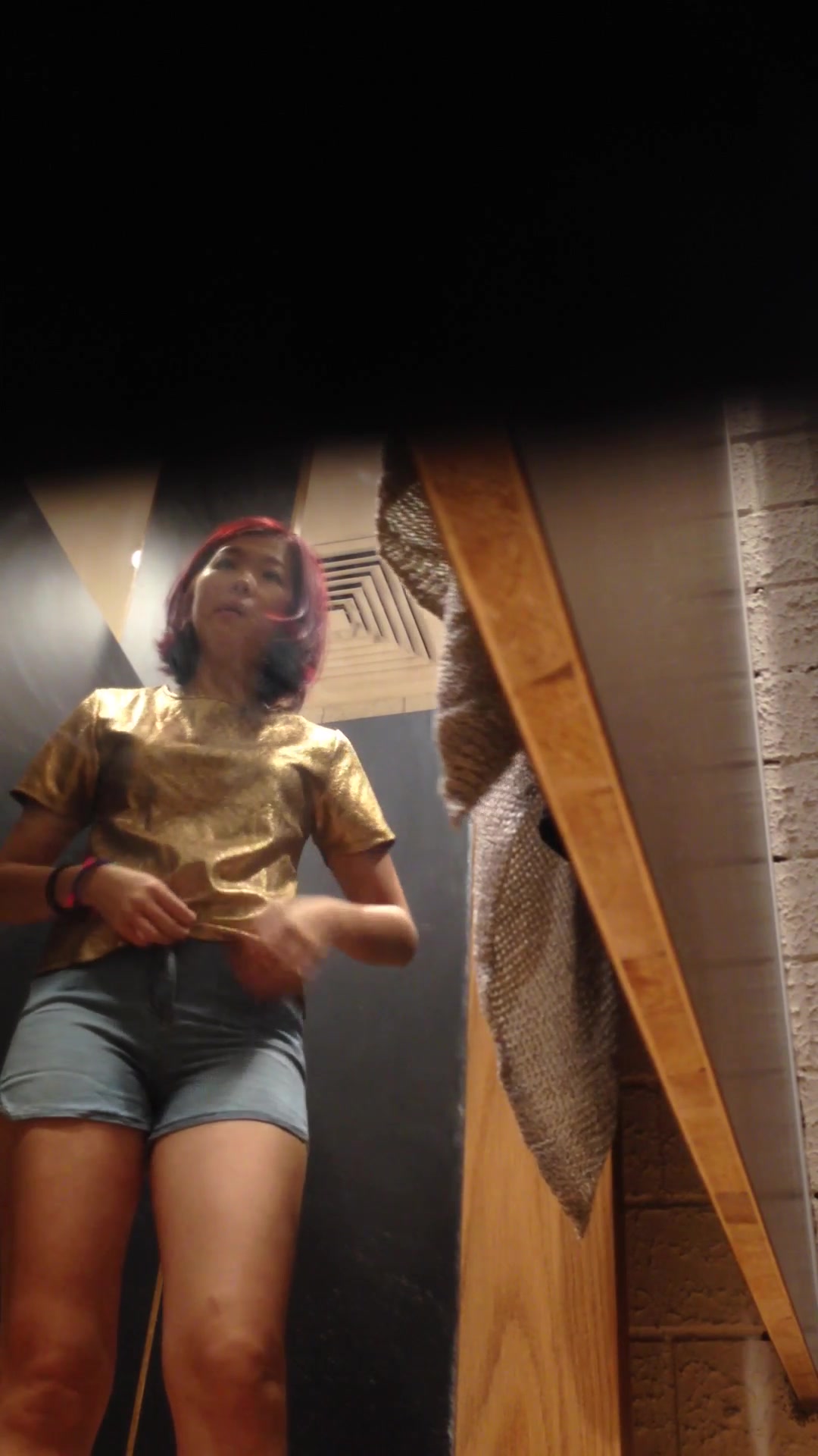 外站最新流出国内某潮牌服装店更衣室TP火辣红发靓妹试穿衣服透明内裤阴毛上翘还伸手挠一挠