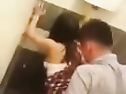 发现厕所有情侣在啪啪啪