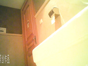 KTV漂亮收银小姐真有个性 骑在坐便器上露逼嘘嘘