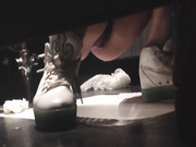 最新流出新系列国内美食城购物中心女厕TP几个年轻妹子