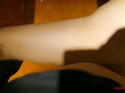 性感漂亮的96年美女酒店开房故意洗澡诱惑前来送酒的服务员说：把我小骚逼操翻,养死了,射里面,不会有后顾之忧!