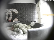 香奈儿主题宾馆拍小清新干练短发俏皮女与男友开房造爱年轻人体力好白天晚上干打了N炮性福快乐720P