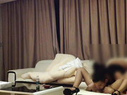 叫来上门披肩发援交女沙发上边后入猛操还边给女友打电话聊骚 这样操真爽