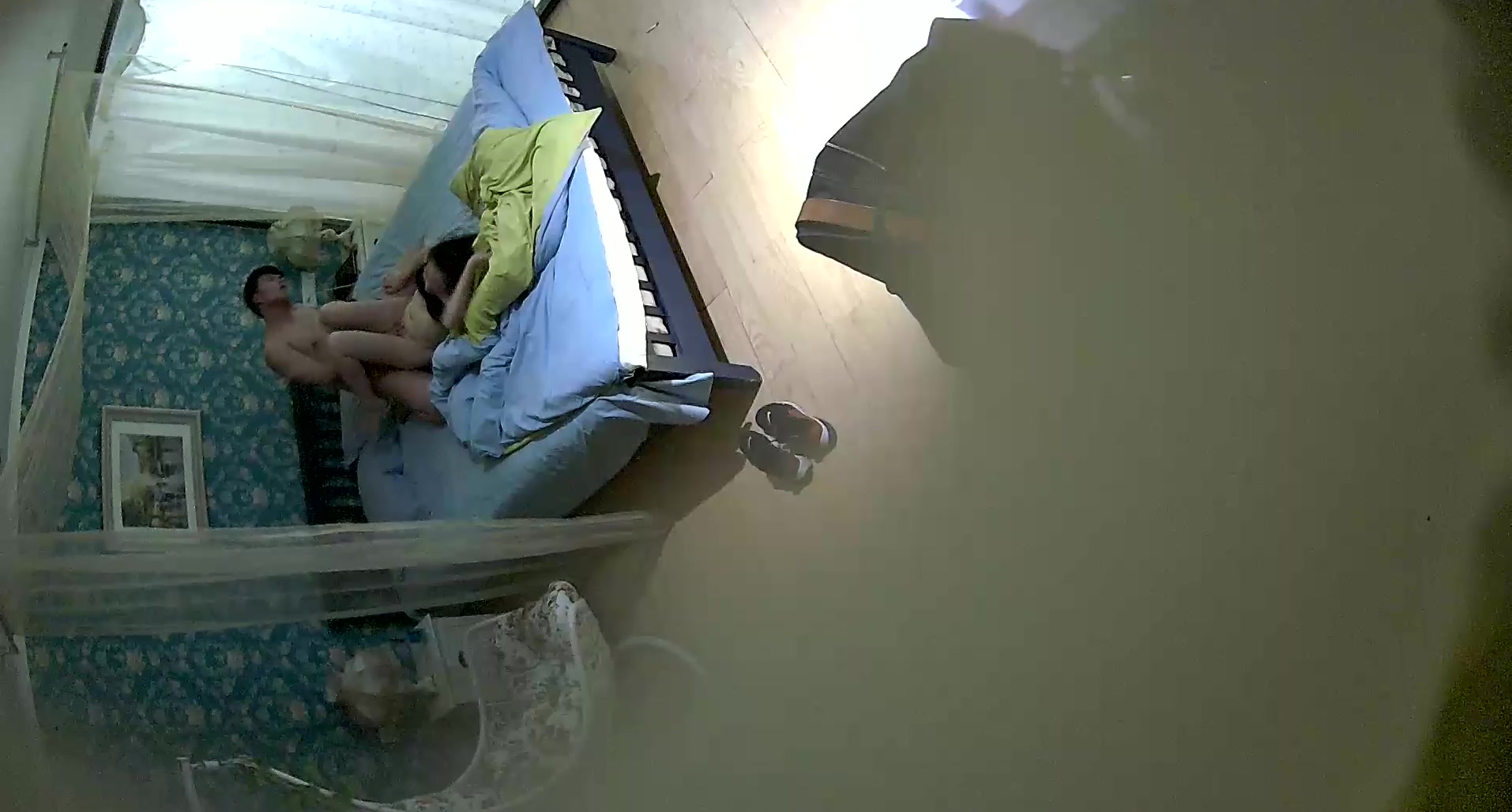 大学情侣开房啪啪 各种姿势干了一个多小时 压在身下疯狂输出