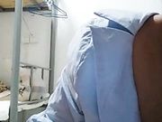 样子清纯小美女公园勾搭农民工大哥到民工宿舍玩大哥舔逼的样子好饥渴啊居然帮妹子洗脚