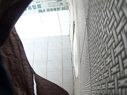 女厕偷窥妹子嘘嘘,财务姐姐一边打电话一边尿电话内容听的一清二楚