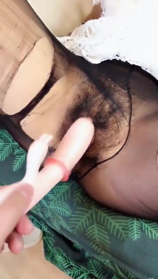 特别骚还很美的小网红主播Amy小野猫 无内黑丝撕开黑丝插入棒棒出水 男主射到了美美的胸部上