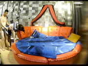 特色酒店偷拍好像是水嫩漂亮的大学美女被刚在社会上认识的男友带到酒店被迫穿上性感情趣服后狠狠爆插!