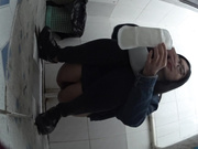 女厕偷放固定针孔摄像头偷拍两个颜值还可以的妹子方便