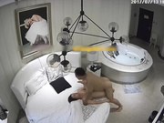 高档主题宾馆邋遢秃顶小领导大叔没刷牙不洗澡就急着想干情人圆床上翻来调去扛起腿插一插舔一舔各种搞还挺猛