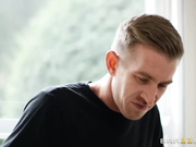 被巨大肉棒内射的娇小女护士