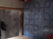 出租屋房东浴室偷放针孔摄像头偷窥个子不高的白嫩打工妹子洗澡