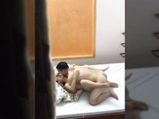 城中村家庭小旅馆服务员小哥窗外近距离偷窥美少妇和奸夫偷情