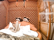 专业钟点炮房身材干瘦纹身痞子男啪啪啪外表清纯漂亮小女友还放到情趣吊带上搞鲜花插牛粪上了