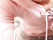 非常屌的妹子在商场烟酒专柜一边卖东西一边直播福利真不少狼友的礼物没白刷.mp4