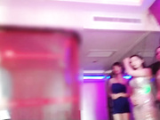 大老板欲望高涨私人会所点2个高价气质大波妹子玩双飞服务一流帝王般享受干一个另一个自摸操的说亲爱的用力对白淫荡