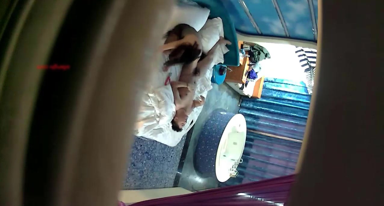 精品酒店新台浴缸房高大壮小伙和丝袜女友开房未能满足还要用工具自慰才能高潮