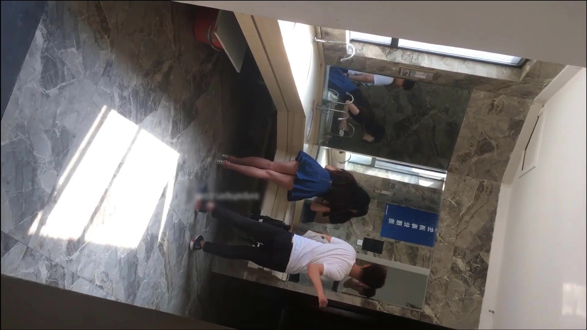 倒闭网站流出宾馆大堂女厕近距离偷拍两个高颜值美女嘘嘘