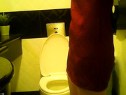 会展中心偷拍两个嘘嘘换内衣的模特,白皙的大奶子和微张的无毛馒头鲍着实诱人，肯定不少人操过