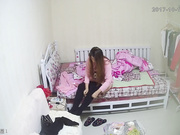 黑客录拍折腾一晚上没睡醒的骚女换衣服逛街,奶子揉得真大直线形阴毛格外诱人