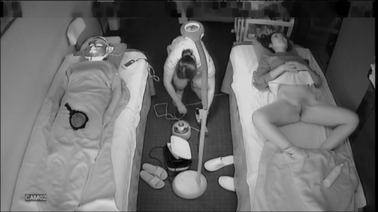 美容美体女子会所网络摄像头被黑偷拍白富美小姐姐来做阴部脱毛阴唇滋养紧缩护理貌似是一线天啊