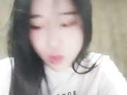 刚花大价钱做完整形美容的网红妹子在网吧玩露出被隔壁小伙发现了直接硬来掏出鸡巴就吃太吓人了