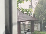 牛逼 最新门事件 重庆市第三中学下雨天 校园亭子下直接开干 旁边不停走过行人