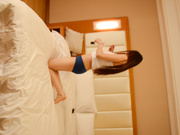 身材高挑一头长发 嫌性感T裤穿上太小笑场了 与射影师对白搞笑 这个模特身材五官都很不错，看视频有点笑场，很有意思