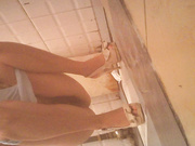 黄裙子宝妈躲在厕所手淫 左右累了换右手,蹲着累了站着抠