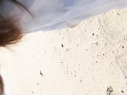 小伙约离异寂寞少妇姐姐，海边沙滩上后入啪啪啪,谢了不少,最后还吃干净不浪费