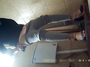 某站最新流出女厕高清露脸几个高颜值美眉戴名表潮妹的卫生纸擦完鼻子再擦逼