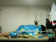 网传高校宿舍门事件同学带女友回宿舍嫖宿被室友围观调侃完事后解下避孕套给同学被骂恶心