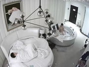 社会小情侣宾馆开房 女的挺漂亮 现在床上操 然后到浴缸洗澡浴缸里面干