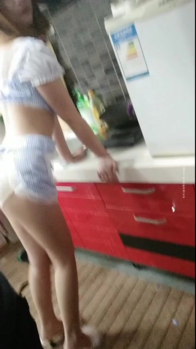 下班回来操了穿着性感的新婚老婆,雪白大长腿翘着屁股打扫卫生,忍不住猛插：小骚逼好痒,操的真舒服,我要啊!