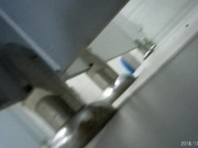 商场尾随化妆品专柜女售货员进女厕偷窥她嘘嘘妹子身材高挑逼毛浓密性感很有撸点