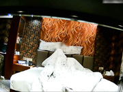 精品酒店偷拍清纯漂亮的牛仔短裤美女被男友骗到酒店后不愿意啪啪,软磨硬泡扒掉衣服操,男的喜欢从后面干的深!