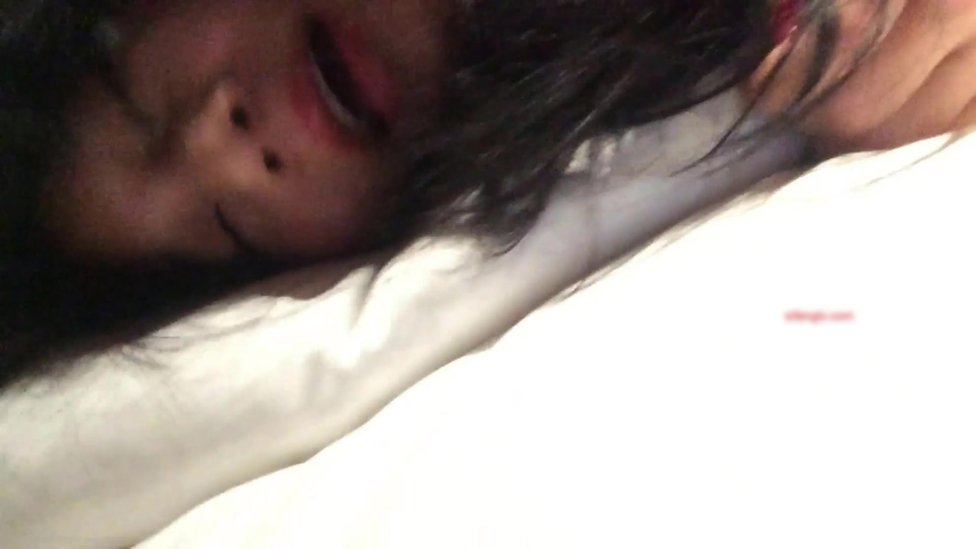 公司女神级性感美女秘书聚餐喝了点酒后借口送她回去带到酒店挑逗,害羞不让操,借着酒劲半推半就干了她!