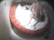 文静气质的大学美女和闺蜜男友偷偷开房,男的会的姿势真不少轮流在美女身上试个遍,美女爽的干完后还趴鸡巴上!